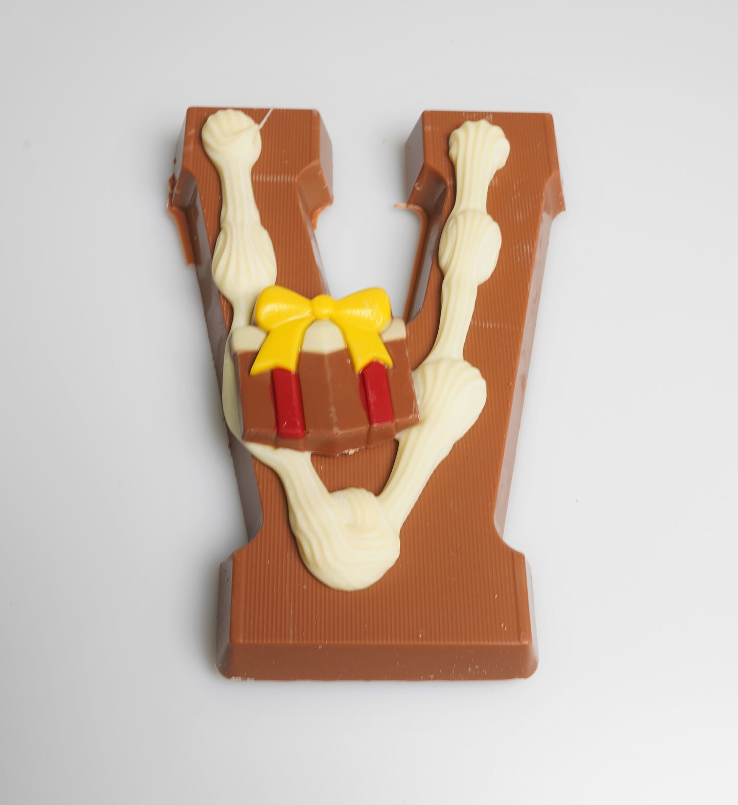 Luxe Gedecoreerde Melk Chocolade Letter V 240 Gram